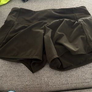 Lulu lemon mid rise speed up 2.5” short